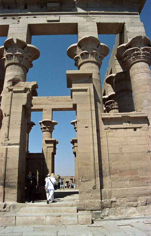 È un tempio ipetro (senza tetto) caratterizzato da 14 imponenti colonne con capitelli floreali finemente scolpiti. 