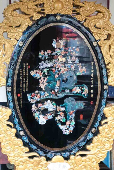 Un prodotto in ceramica con scene ispirate a racconti famosi che rappresentano virtù confuciane o episodi storici.