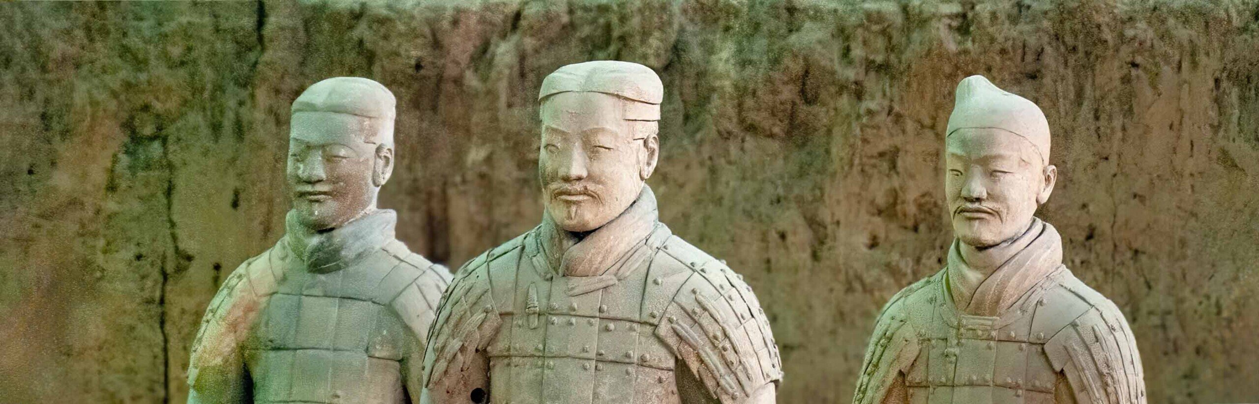 3 primi piani di soldati in terracotta con le loro armature.