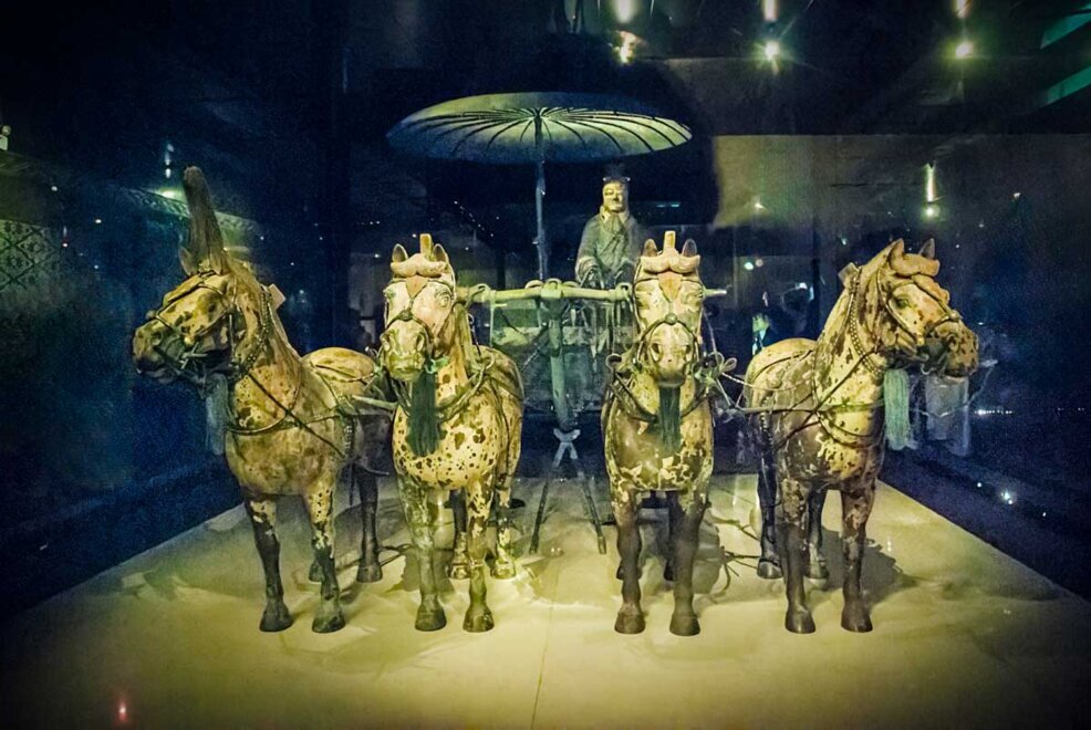 Una delle carrozze in bronzo trovate durante gli scavi con quattro statue di cavalli (non originali).