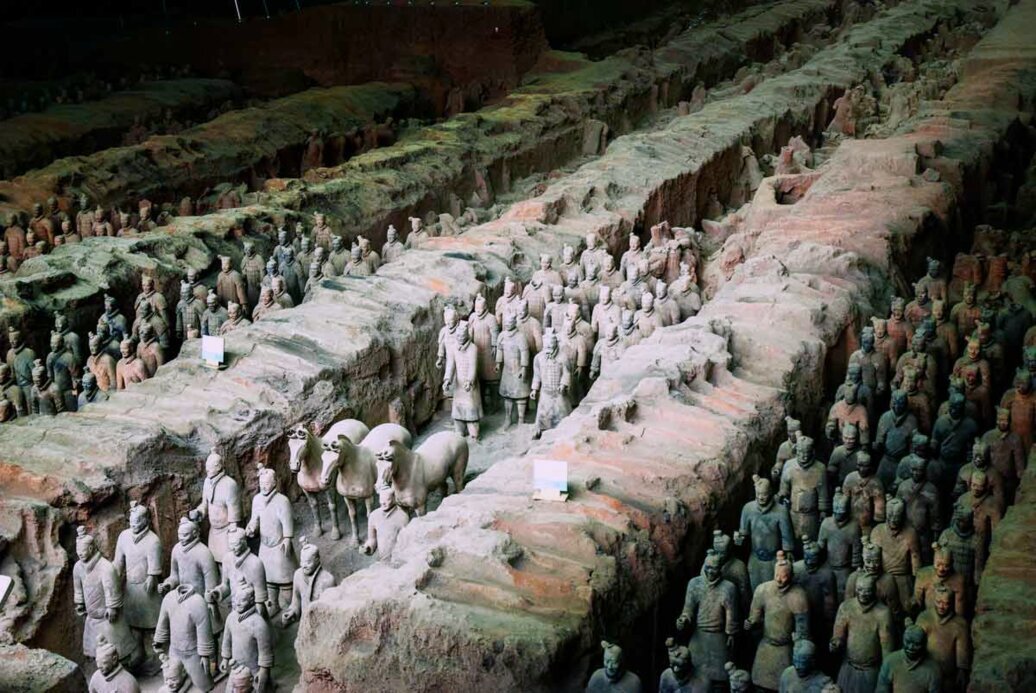 La fossa numero 2 dell'esercito di terracotta in cui sfilano le statue di balestrieri, arcieri e lancieri.