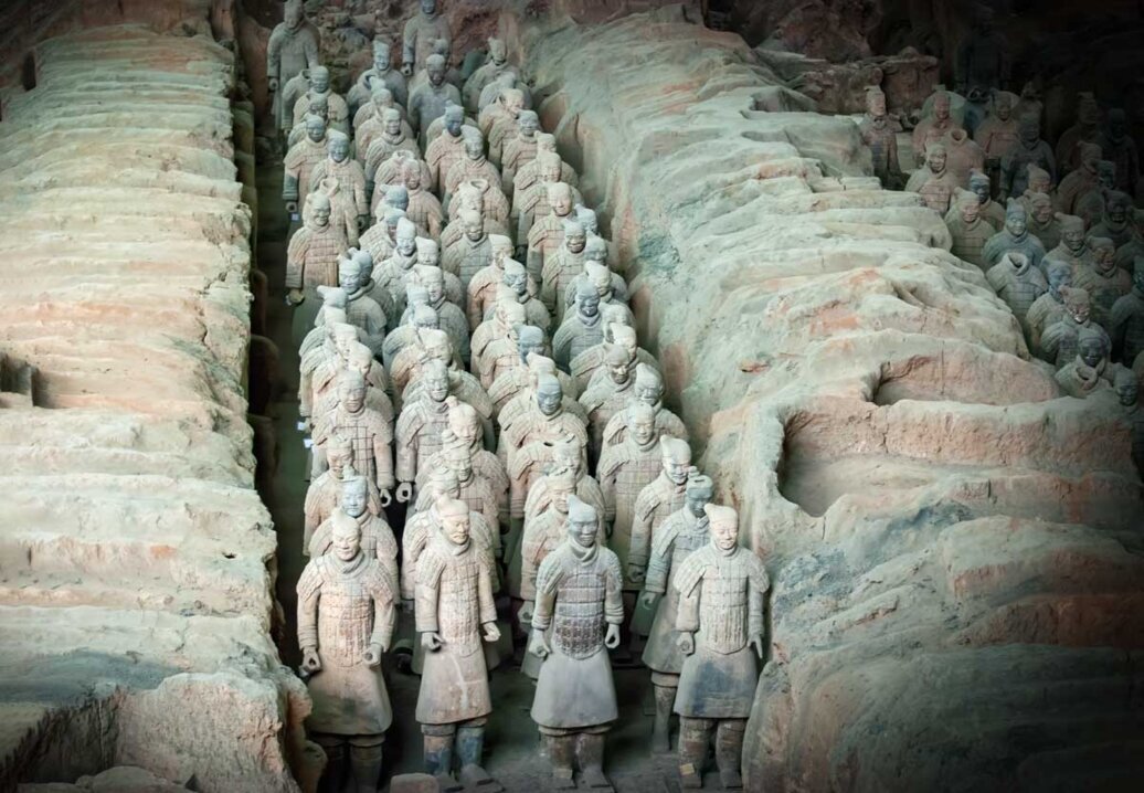 Una fossa larga circa 2 metri e profonda circa 5 in cui sono inseriti guerrieri in fila indiana e in assetto da guerra.