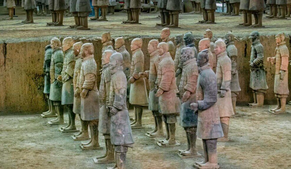 7 statue in piedi con visi ed espressioni facciali diverse dell'esercito di terracotta di Xi'an.