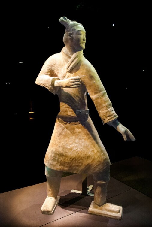 Una statua di un arciere in piedi a grandezza naturale appartenente al celebre Esercito di Terracotta.
