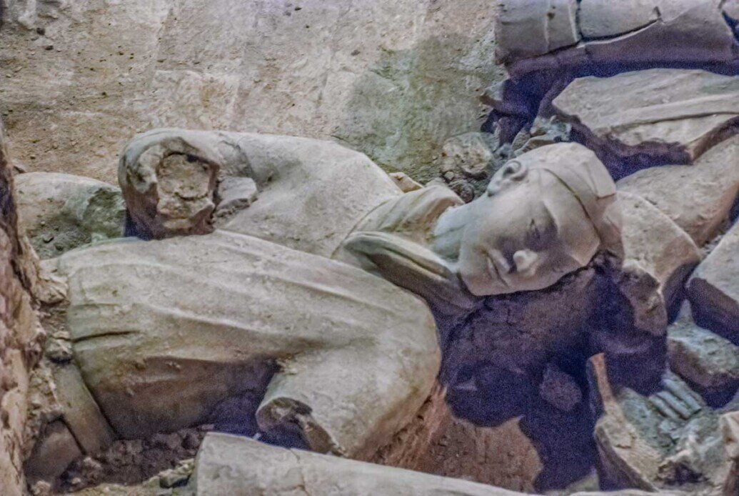 Statua parzialmente a pezzi nella necropoli a Xi'an.