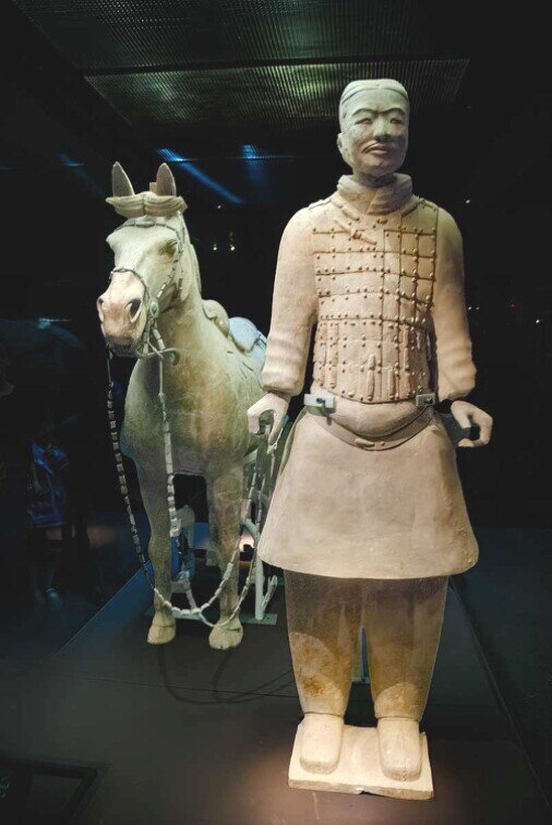 Statua di cavallo e un soldato di cavalleria in terracotta, parte del celebre Esercito di Terracotta della dinastia Qin, proveniente dal mausoleo del primo imperatore cinese a Xi'an.