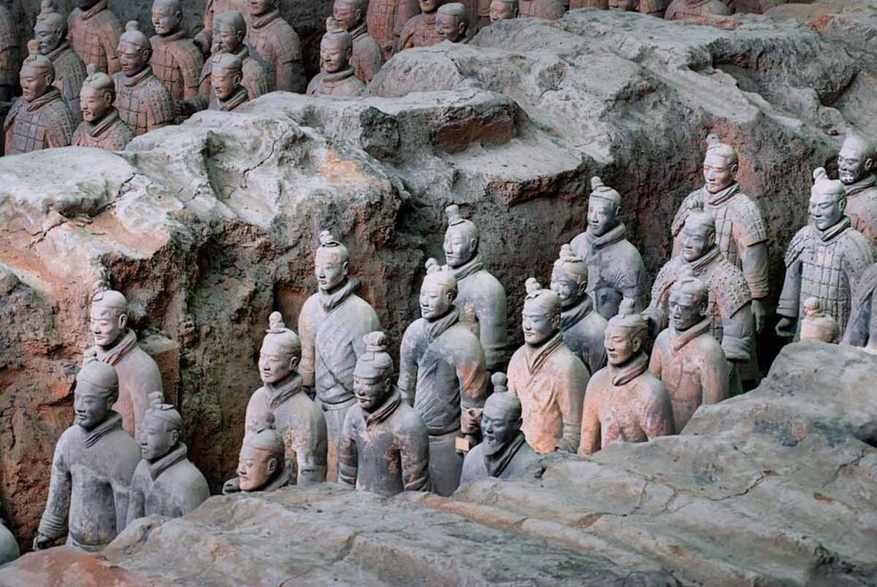 Gruppi di statue all'interno di trincee scavate nella roccia.