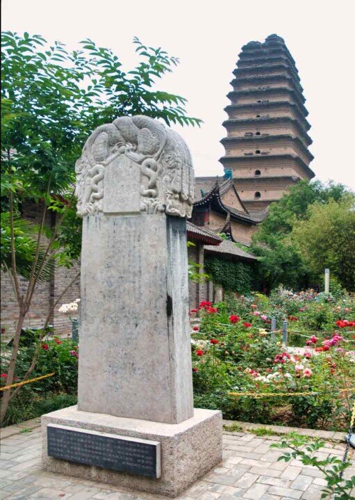 Una lapide e la Pagoda di 15 piani a Xi'an.