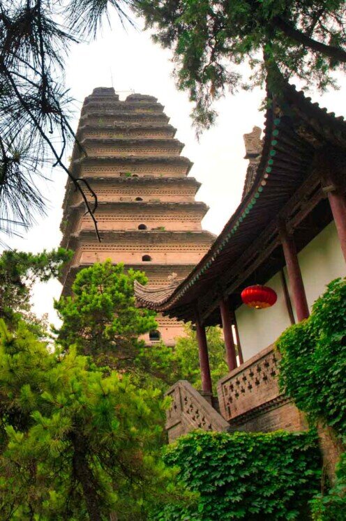 Una lapide e la Pagoda di 15 piani a Xi'an.