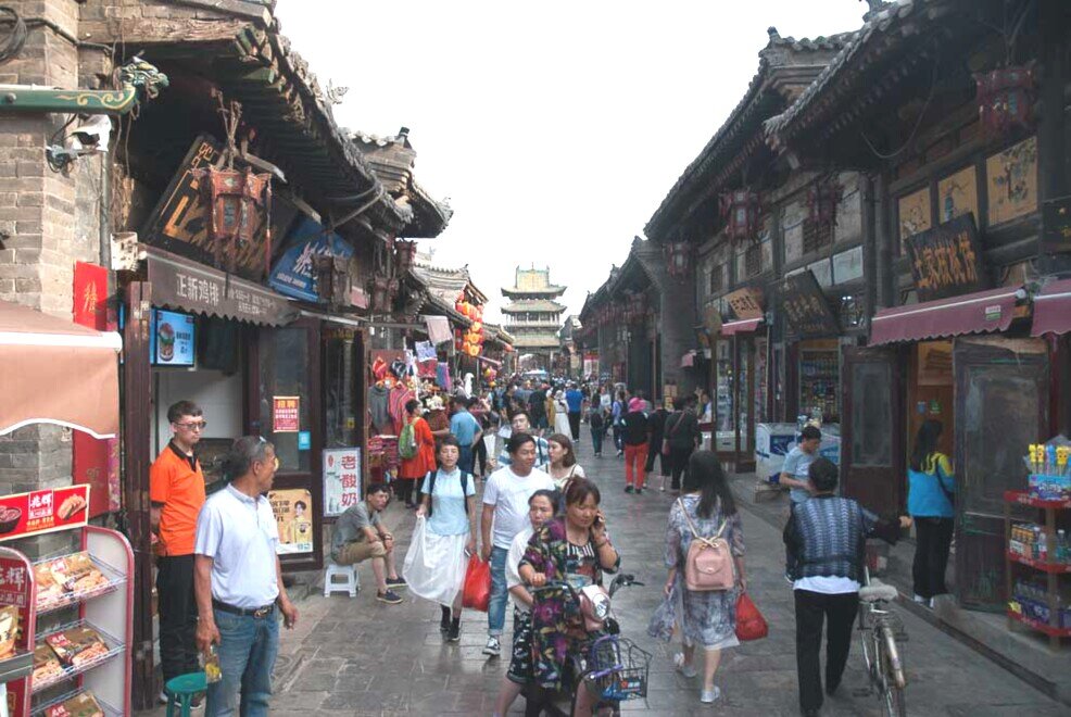 Pingyao una strada affollata con le caratteristiche case Una via di Pingyao con tante persone che ammirano le caratteristiche case antiche.