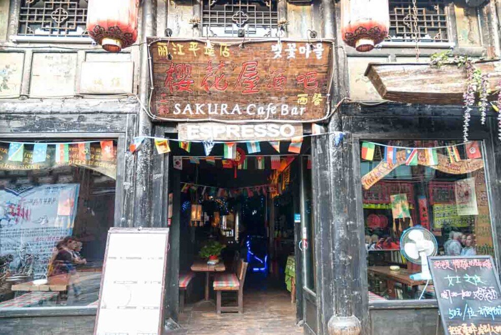 Pingyao un bar nel centro storico. Un caffè-bar a Pingyao.