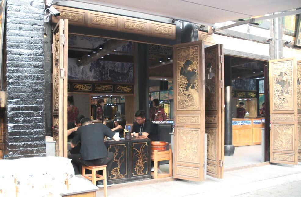 Un ristorante con porte decoratissime a Pingyao.