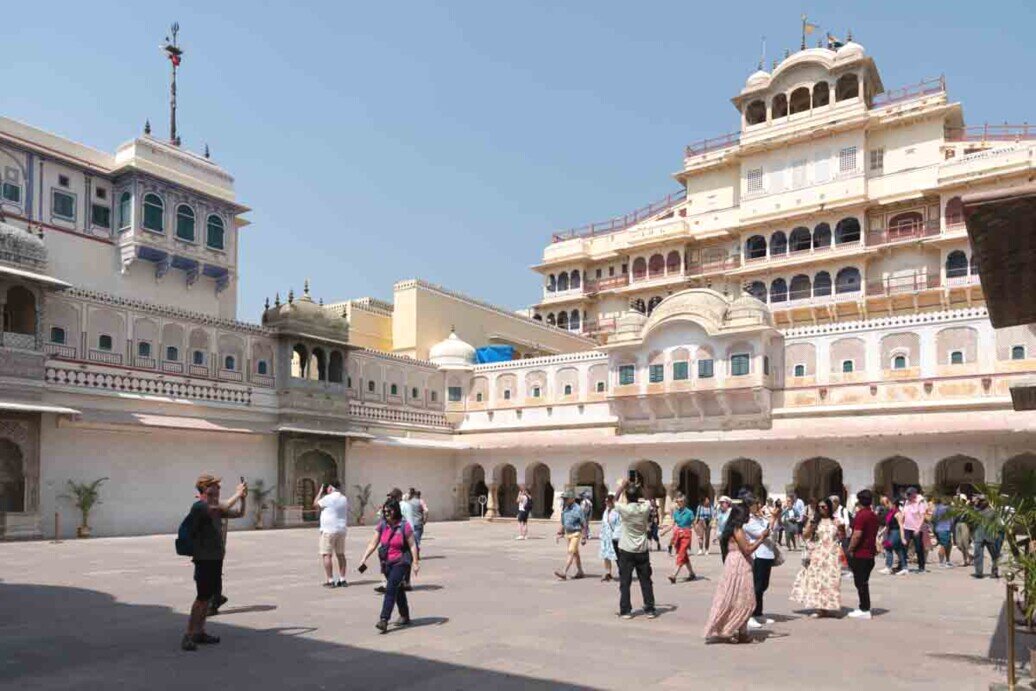 Un palazzo che è un esempio straordinario di architettura Rajput e Moghul, e rappresenta una fusione unica di stili e influenze.