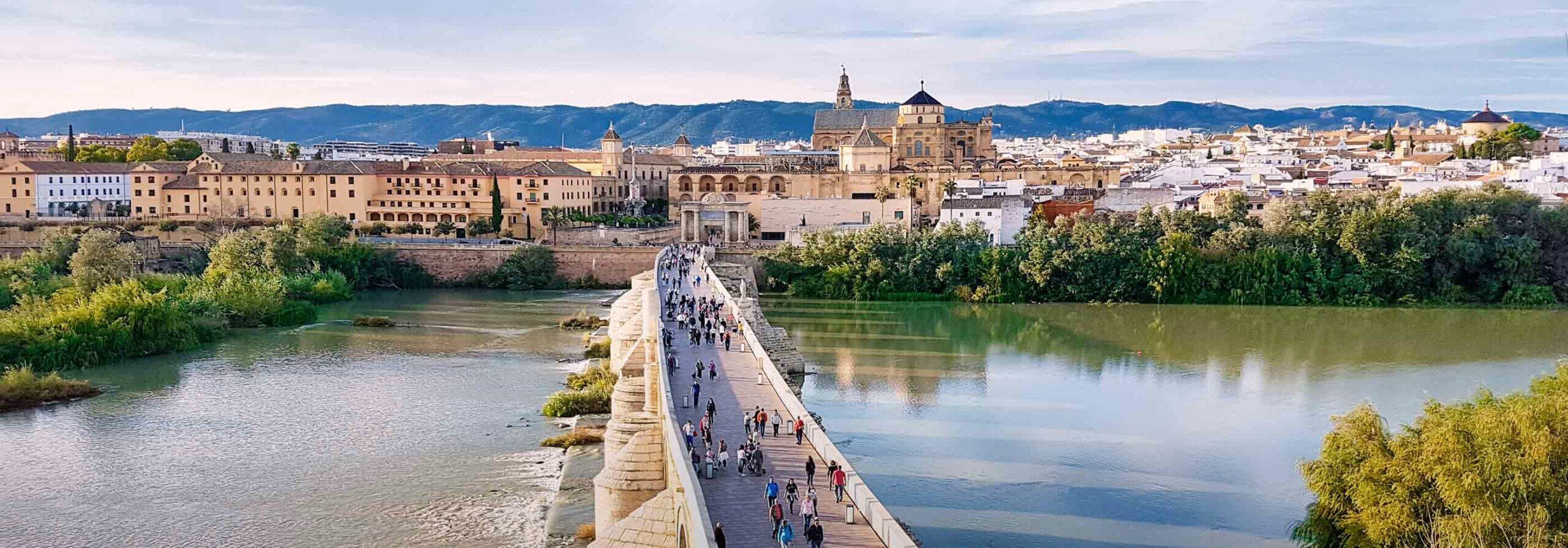 Un ponte romano attraversa il fiume fino alla città di Cordova.
