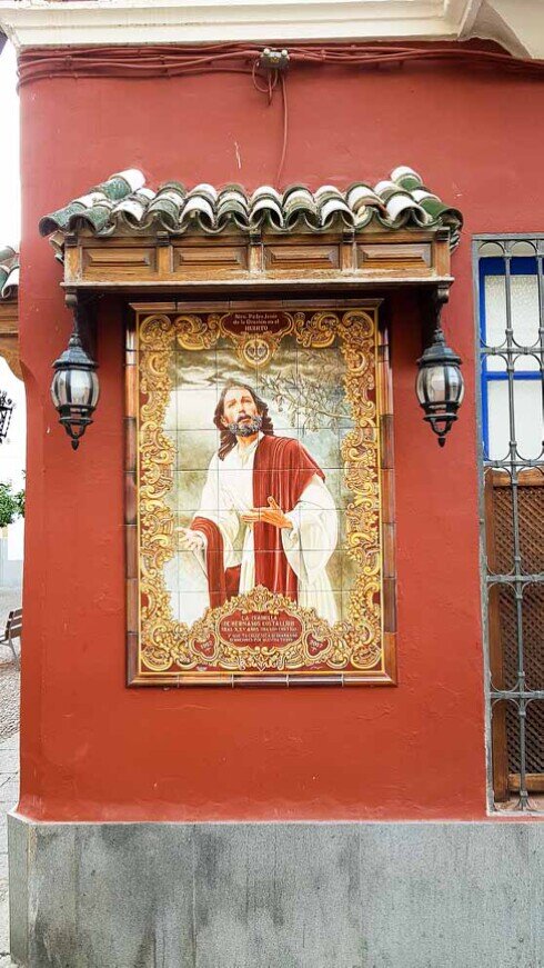 Un azulejo in ceramica raffigurante Gesù Cristo su una parete della chiesa di San Francesco.