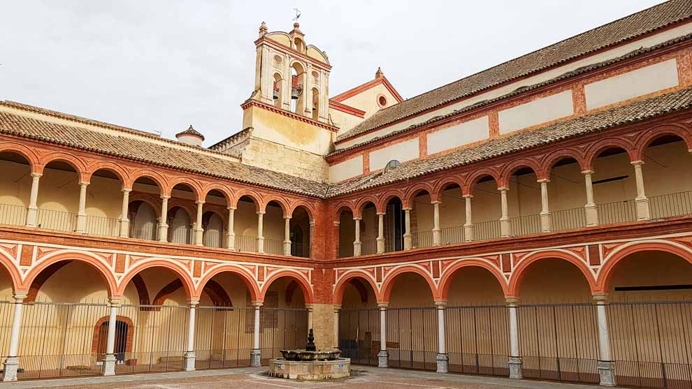 Si tratta di un chiostro a due piani con arcate in mattoni e pietra.bIl chiostro presenta una fontana centrale e dettagli architettonici in stile mudéjar.