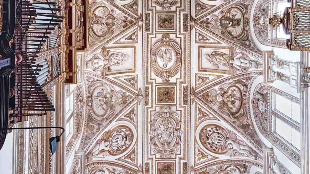 La volta della Mezquita con intricati affreschi.