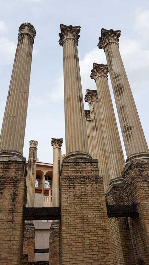 Imponenti colonne corinzie che svettano verso l'alto.