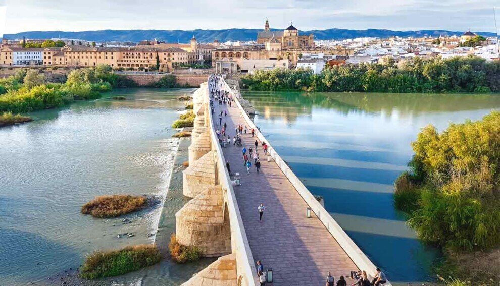 Passaggio pedonale sul Ponte Romano di Córdoba in Spagna.