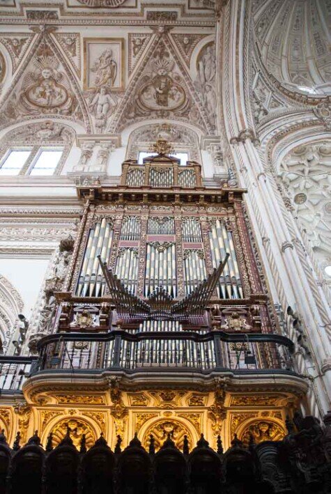 Struttura dell’organo nella Cattedrale di Cordova con elementi architettonici rinascimentali.