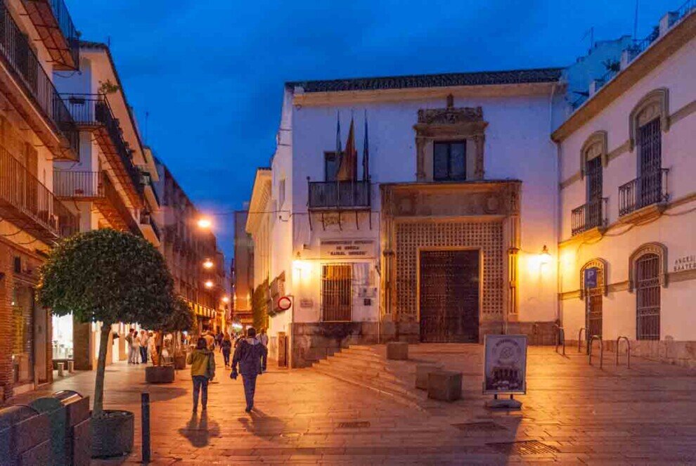 Conservatorio di Musica di Cordoba: edificio rinascimentale con facciata stile architettonico spagnolo del XVI secolo, caratterizzato da una decorazione estremamente minuziosa e densa.  Derivante dalla fusione di elementi gotici, rinascimentali e mudéjar, presenta rilievi raffinati, stemmi e motivi floreali.