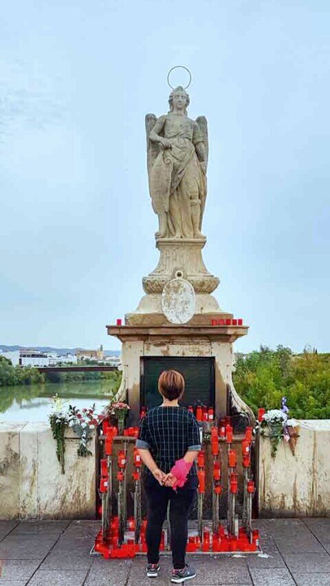 In primo piano si nota il Triunfo de San Rafael, una scultura del 1651 dedicata all'arcangelo protettore della città. 