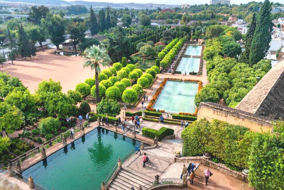 I giardini, caratterizzati da vasche allungate e fontane, riflettono l'influenza dell'architettura islamica. 
