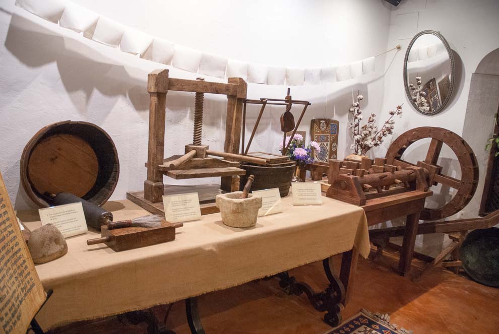 Antichi strumenti artigianali in legno esposti nella Casa Andalusí, Cordova.