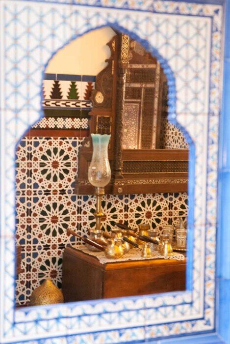 Decorazione d'interni in stile tradizionale arabo che presenta piastrelle zellige geometriche.