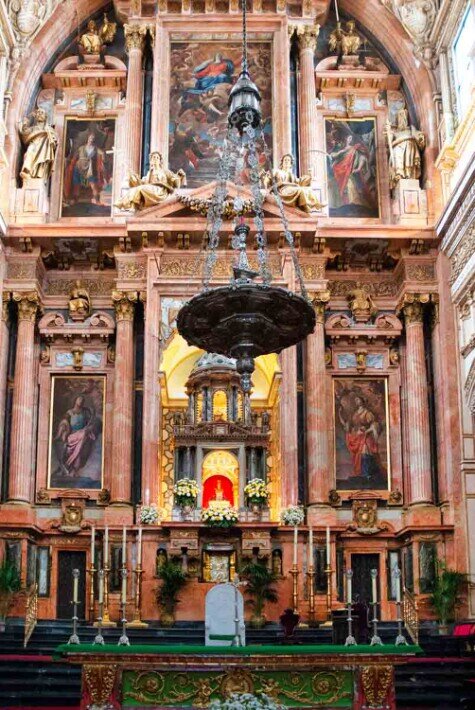 L’altare maggiore è monumentale e riccamente decorato. Si inserisce in una struttura verticale tipica delle chiese cattoliche.