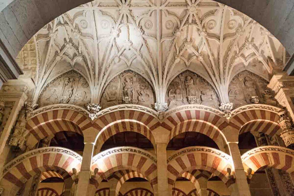 La Mezquita, serie di colonne sovrapposte e incisioni. Particolare degli archi a ferro di cavallo della cattedrale di cordova.