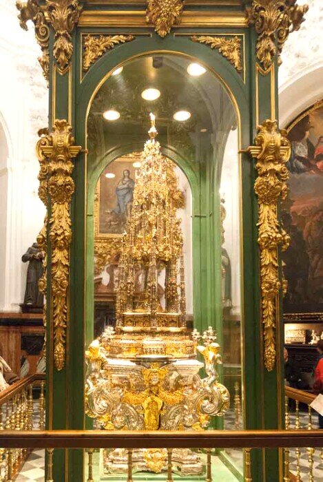 Custodia processionale del Corpus Christi in argento dorato, realizzata da Enrique de Arfe nel XVI secolo, con struttura a torre gotico-rinascimentale riccamente decorata e figure sacre, esposta nella Mezquita di Cordoba.