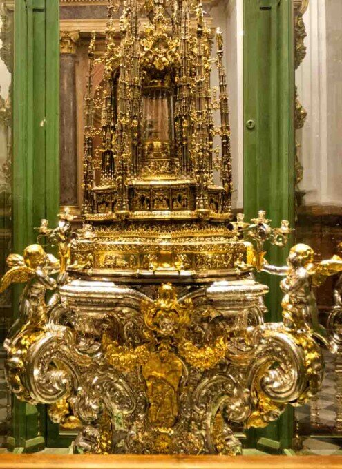 Dettagli più ravvicinati della Custodia processionale del Corpus Christi decorata e figure sacre, esposta nella Mezquita di Cordoba.