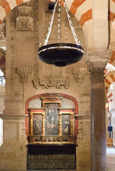 L'Altare di Nostra Signora della Concezione della mezquita di Cordova, composta da una pala d'altare con dei dipinti.
