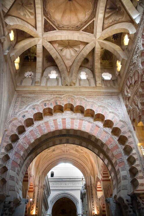 La volta che copre la Cappella di Villaviciosa è molto originale, costituita da una superba cupola la cui volta è realizzata da un totale di 17 cupole più piccole, risultati dell'incrocio di nervi o archi senza che esista una chiave comune.