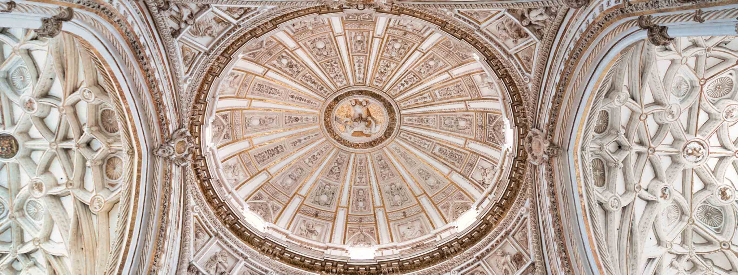 Uno splendido soffitto decorato in stile rinascimentale nella Mezquita-Catedral di Cordova con motivi geometrici e dettagli scolpiti in pietra chiara.