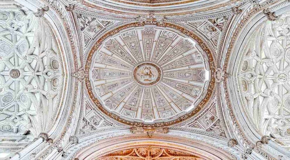 Soffitto decorato della croce nella Mezquita-Catedral di Cordova con cupola rinascimentale, motivi geometrici e dettagli scolpiti in pietra chiara.