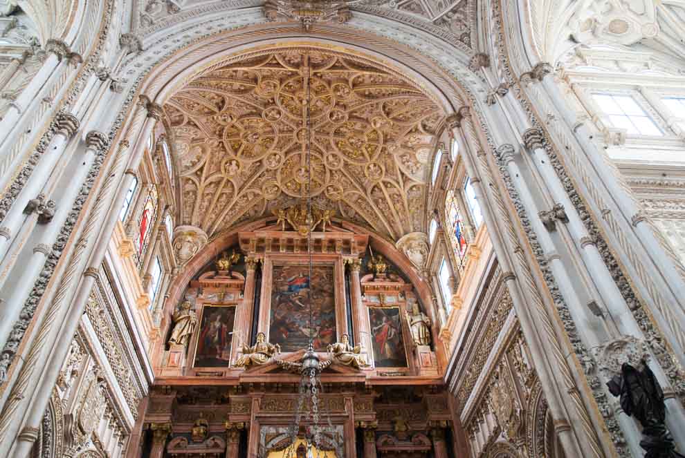 La parte più alta della cappella maggiore della mesquita di Cordova, con l'assunzione della vergine maria attorniata da statue di santi.