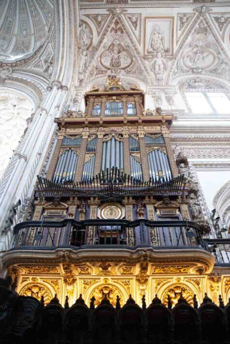 Organo antico nella navata della Mezquita-Cattedrale di Cordova.