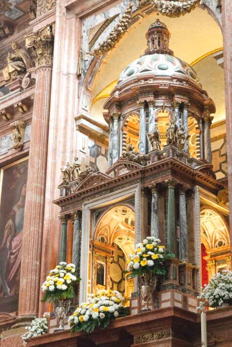 Pala d’altare rinascimentale nella Mezquita di Cordova con tabernacolo centrale.