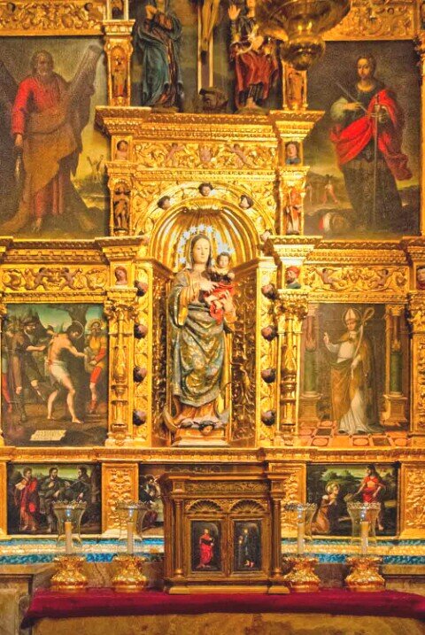 Retablo dorato di Nuestra Señora de la Concepción nella Cattedrale di Cordova con Vergine col Bambino al centro e pannelli dipinti di santi.