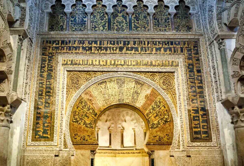 Il mirhab della mezquita di Cordoba dorato e riccamente decorato.