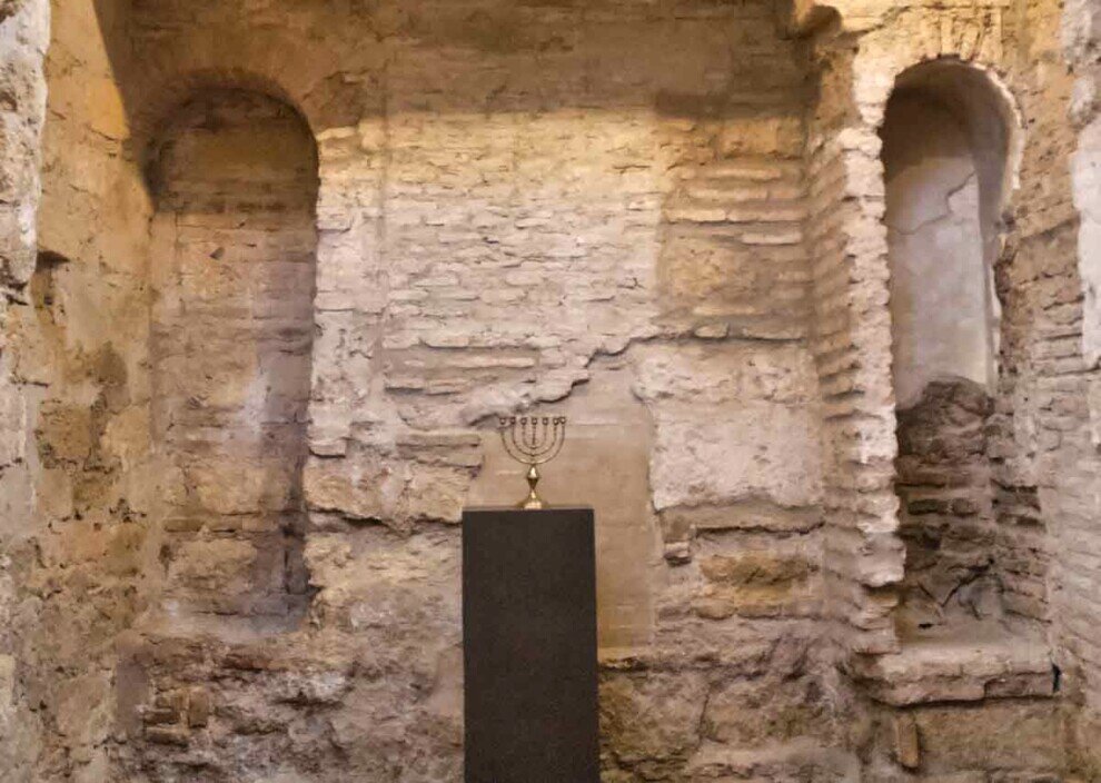 Il tabernacolo, uno spazio riservato per la Torah e coronato da arcate e decorazioni su traforo. Nel tabernacolo si apre inoltre una piccola nicchia con arco, dove vi era la pala d’altare.