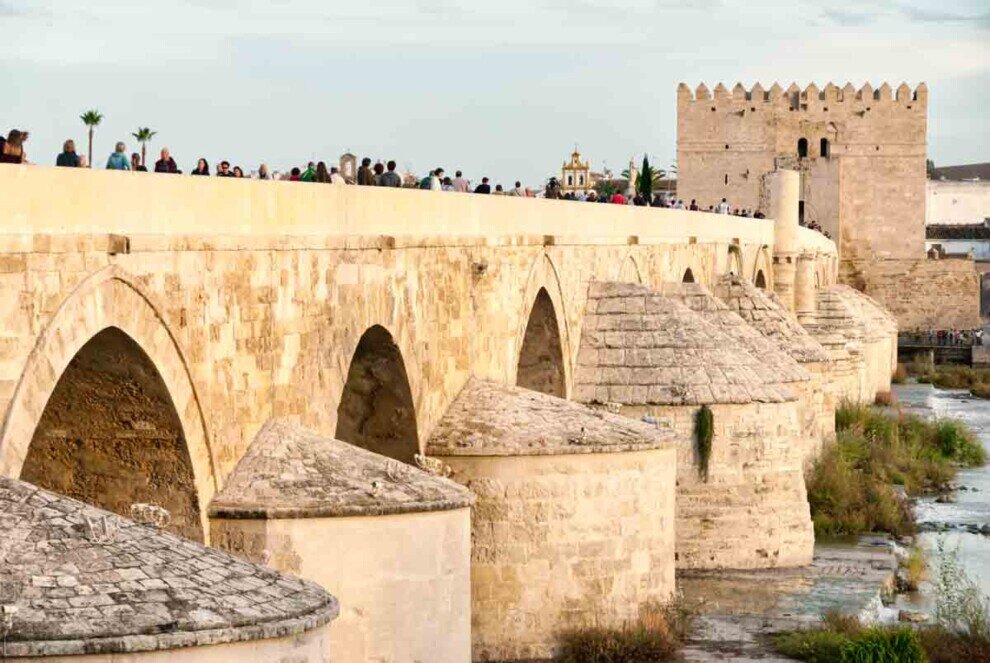 Una torre sul lato sud del Ponte Romano di Cordova costruito ai tempi di Augusto dove è stato allestito un museo multiculturale.