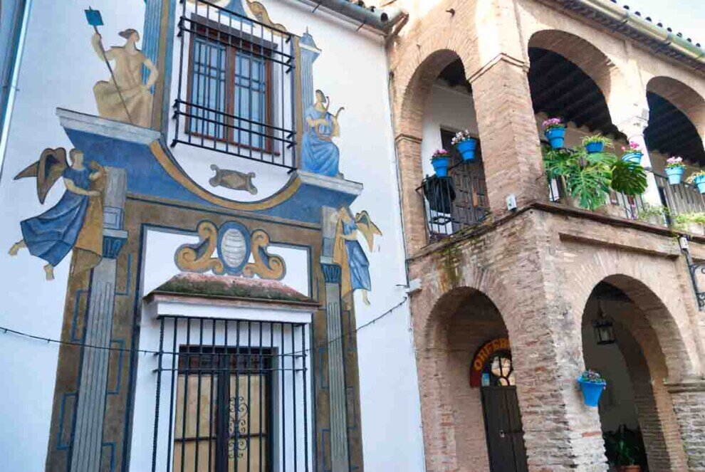 Facciata dello Zoco di Cordova con ingresso ad arco in stile mudéjar e pareti bianche nel quartiere storico della Judería