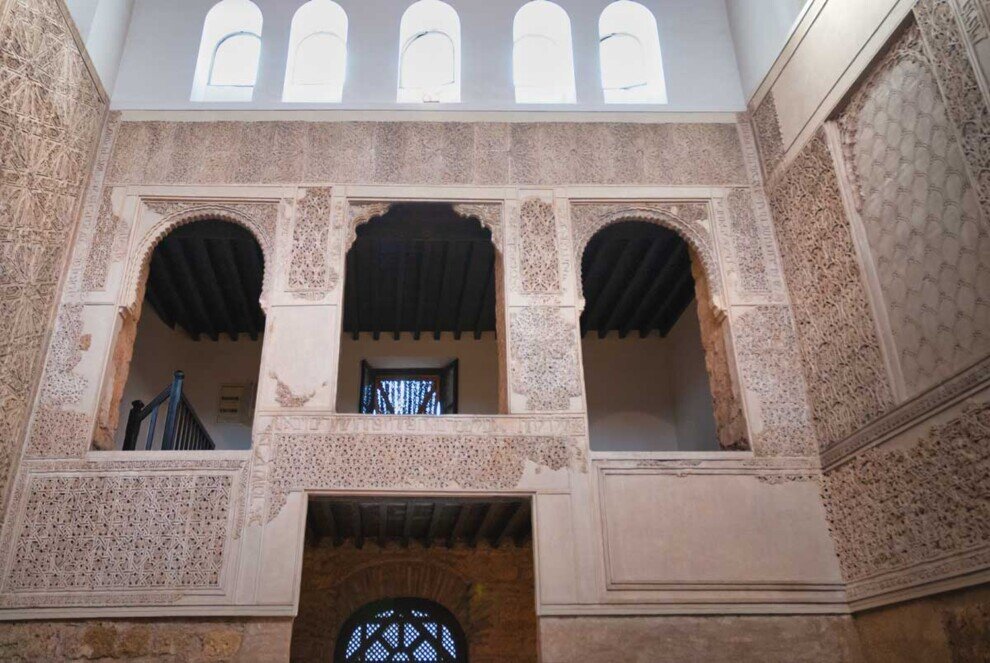 Interno della Sinagoga di Córdoba con archi moreschi e decorazioni in stucco intagliato.