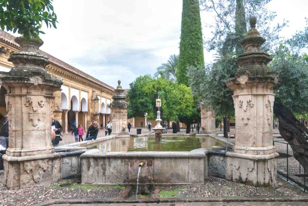 Sotto gli alberi d'arancio c'è una grande cisterna che assicurava l'acqua necessaria per le purificazioni dei musulmani.
