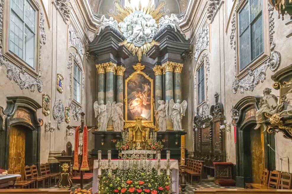 Altare  chiesa di San Michele Arcangelo e Santo Stanislao.