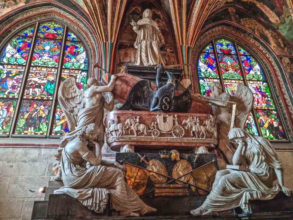Cappella di Santa Croce, in stile gotico Un belissimo altare gotico con statue nella cappella di santa croce.
