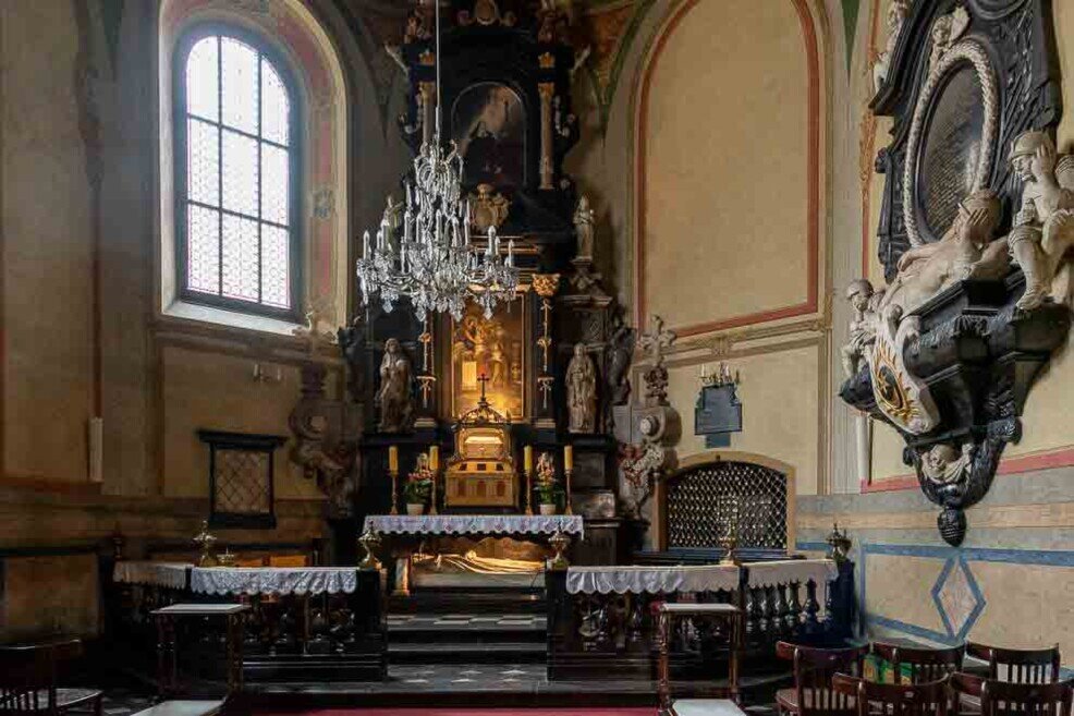 Dettaglio dell'interno della Chiesa della Santa Croce a Cracovia, evidenziando l'arte e l'architettura sacra.